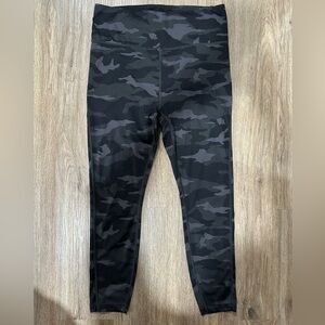 Athleta Black Camo Women’s Ultimate 7/8 Tight Leggings
